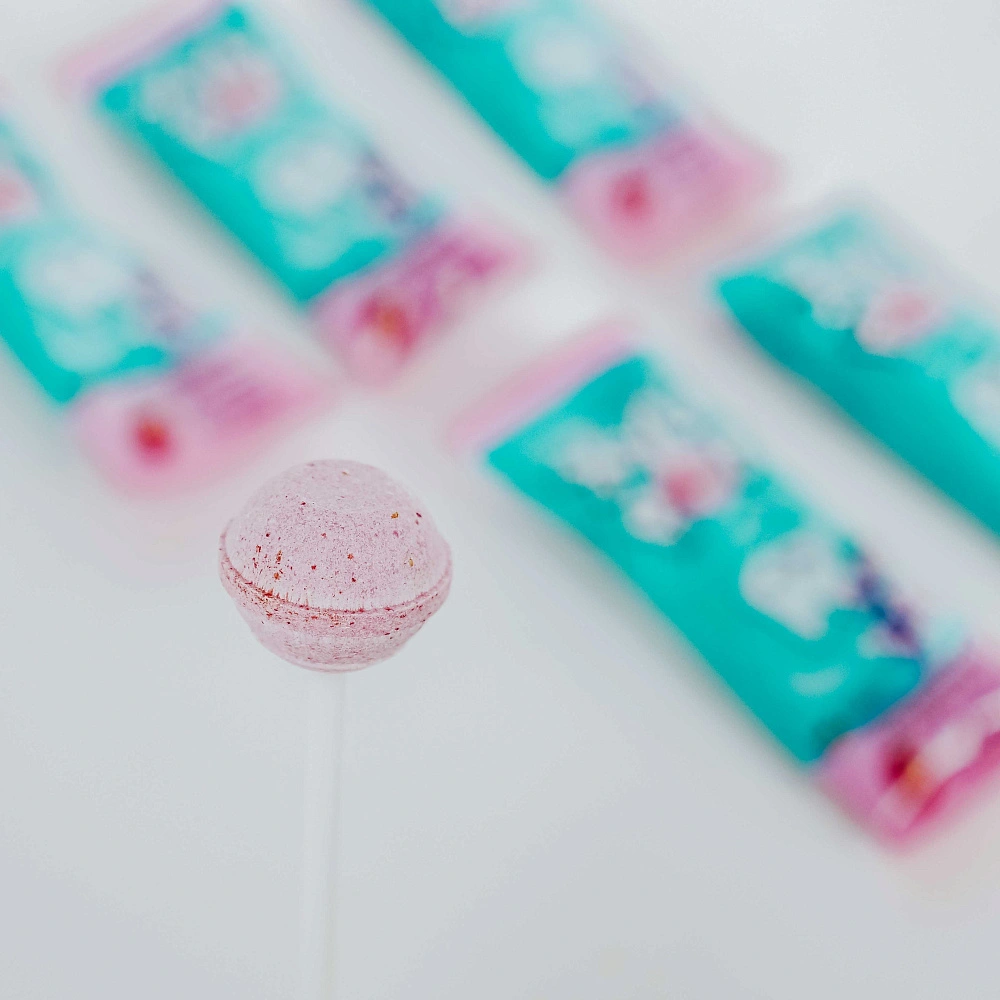 Жас шлюха Jynx Maze есептегіштің артында трахает алады