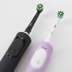 Набор из двух электрических зубных щеток Oral-B Vitality Pro X Clean (Чёрная, Лиловая)